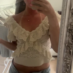 Beige volang topp från zara  - Säljer en superfin beige topp från zara🩷 storlek M men passar mig som har S/XS mestadels, skriv för mer info eller frågor