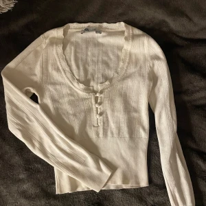 Vit topp  - Säljer denna fina toppen från zara, som inte kom till användning längre 