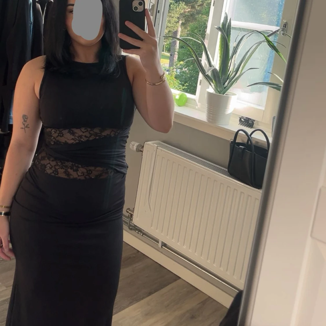 Fin tight svart spetsklänning