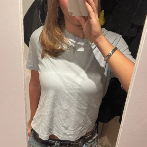 Ljusblå t-shirt från Stradivarius - Säljer en enkel och fräsch ljusblå t-shirt från Stradivarius i storlek S. T-shirten har rund hals, korta ärmar och är gjord i mjuk bomull. Ljuset är lite dåligt men skriv om ni behöver fler bilder.