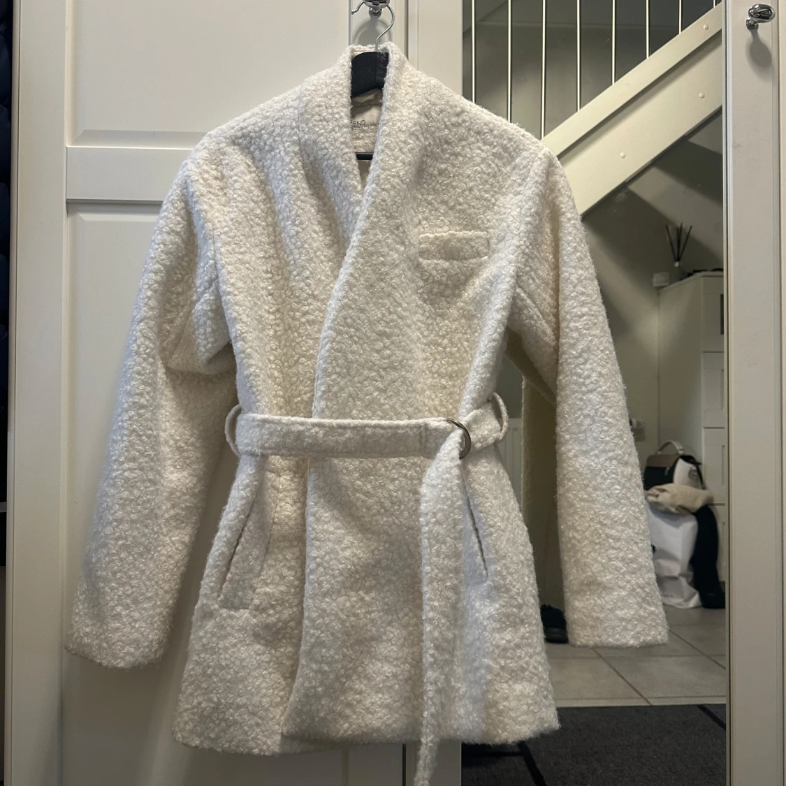 Vit teddyjacka med bälte från NLY Trend