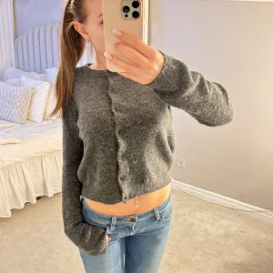 Stickad kofta - Fin kofta från hm, är i storlek S och passar mig perfekt 😇säljer då jag tröjan aldrig kommer till användning 