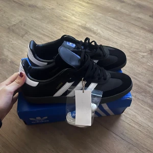 Adidas samba og - Svarta adidas samba, helt nya i perfekt skick, säljer då de ej passade min bror🤩Pris kan diskuteras