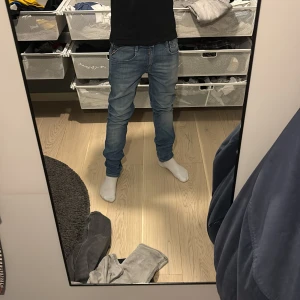 Replay jeans - Säljer nu ett par feta replay jeans! | storlek: W28 L34( krympta till 32 ) | färg: 🔵| frakt: samma dag som köpet ( gäller ej helger ) 🚚📦| pris: 449kr | priset är ej hugget i stenen! Hör av dig vid minsta fundering!👍