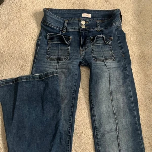  jeans från Nelly låg midja - Snygga blå jeans från Nelly med lågmidja. Knappt använda i mycket bra skick
