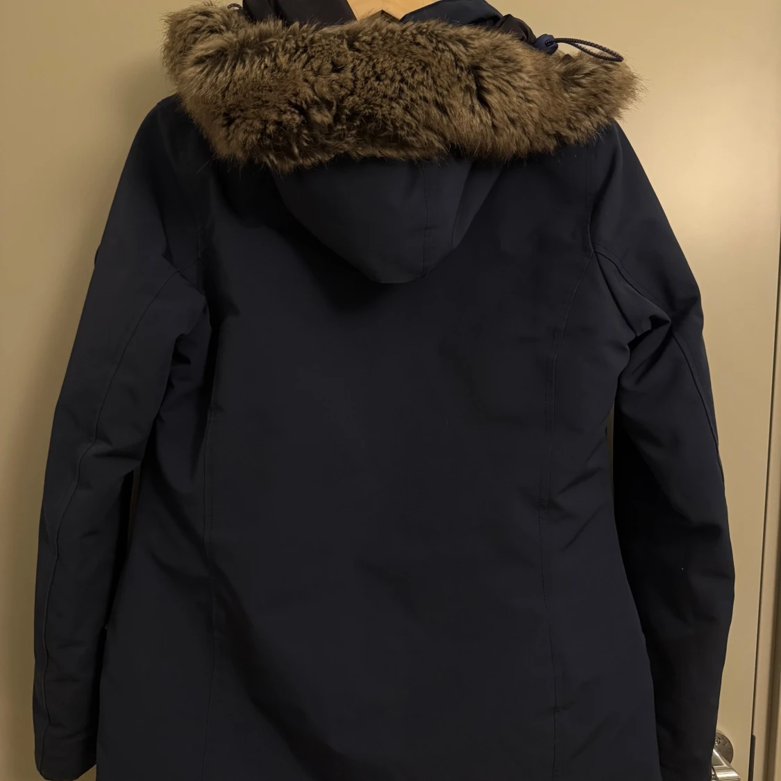 Mörkblå parkas från Barbour med fuskpäls - 2