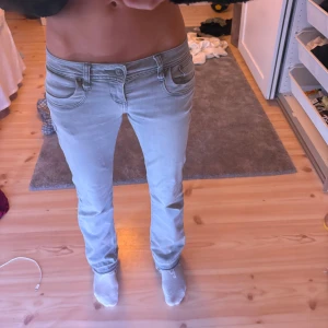gråa ltb jeans  - säljer mina ltb jeans, de är nersydda i benen och slitna längst ner, anars är de precis som de ska ock sitter bra, original pris - 800kr💕