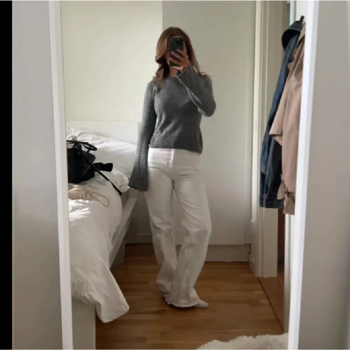 Grå stickad tröja med långa ärmar - 2