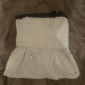 Randig topp från Hollister! - Randig topp mörkblå och vit ifrån Hollister! Storlek M men tycker den är liten i storleken❣️(osäker på om jag vill sälja)
