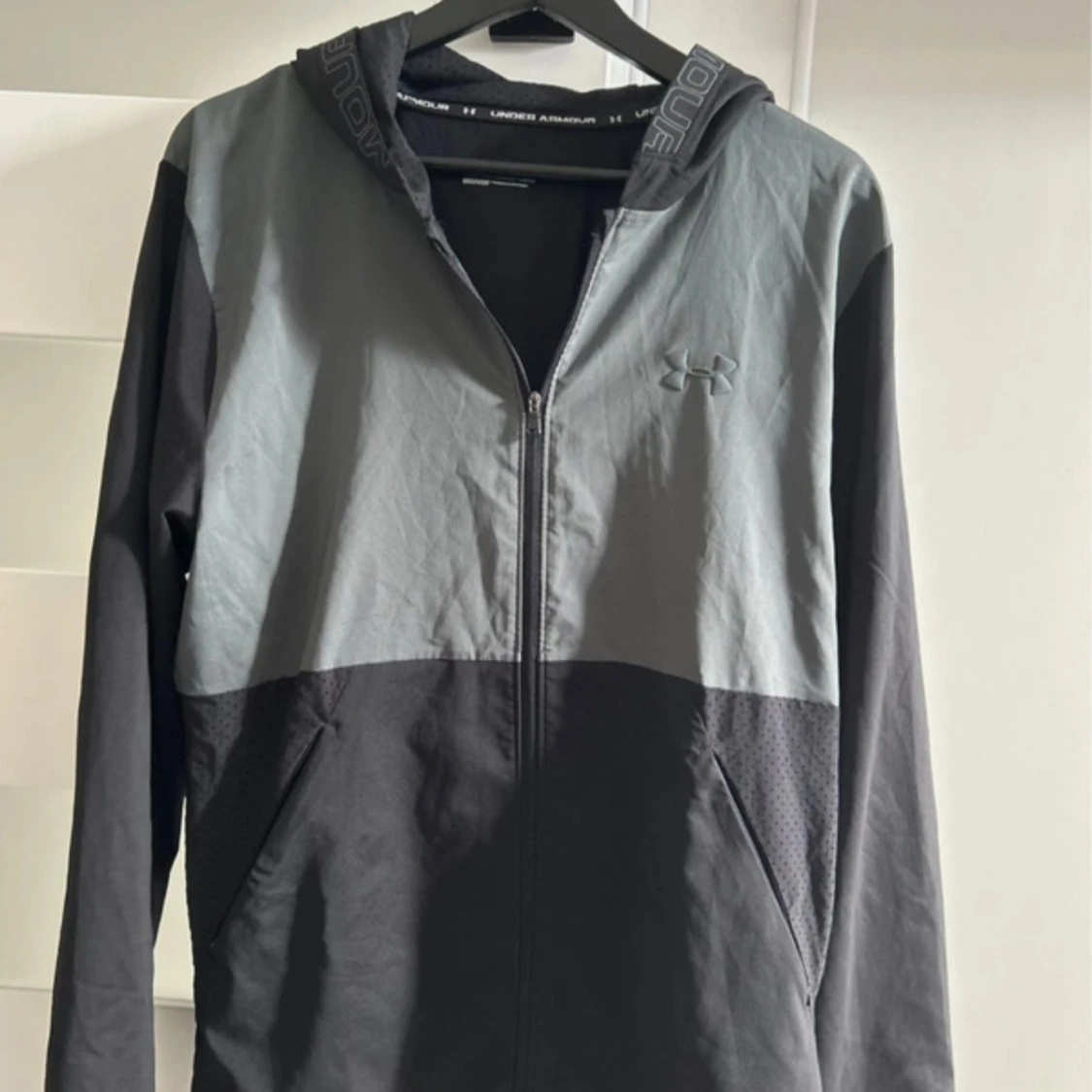 Svart och grå vindjacka Under Armour