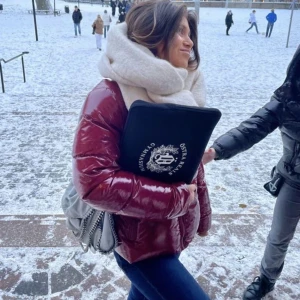 Tommy hilfiger jacka - Säljer nu min vinröda Tommy hilfiger jacka som inte säljs längre!! Den har inga defekter och är använd väldigt fåtal gånger. Den är i storleken 176 men skulle säga att den är något mindre i storleken💗 bara att skriva om ni undrar något🙏