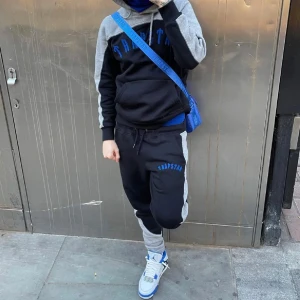 Jordan 4  - De är i nytt skick och väldigt sparsamt använda, jag säljer billigt pga att jag har bytt stil. Komtakta gärna  för mer information eller fler bilder