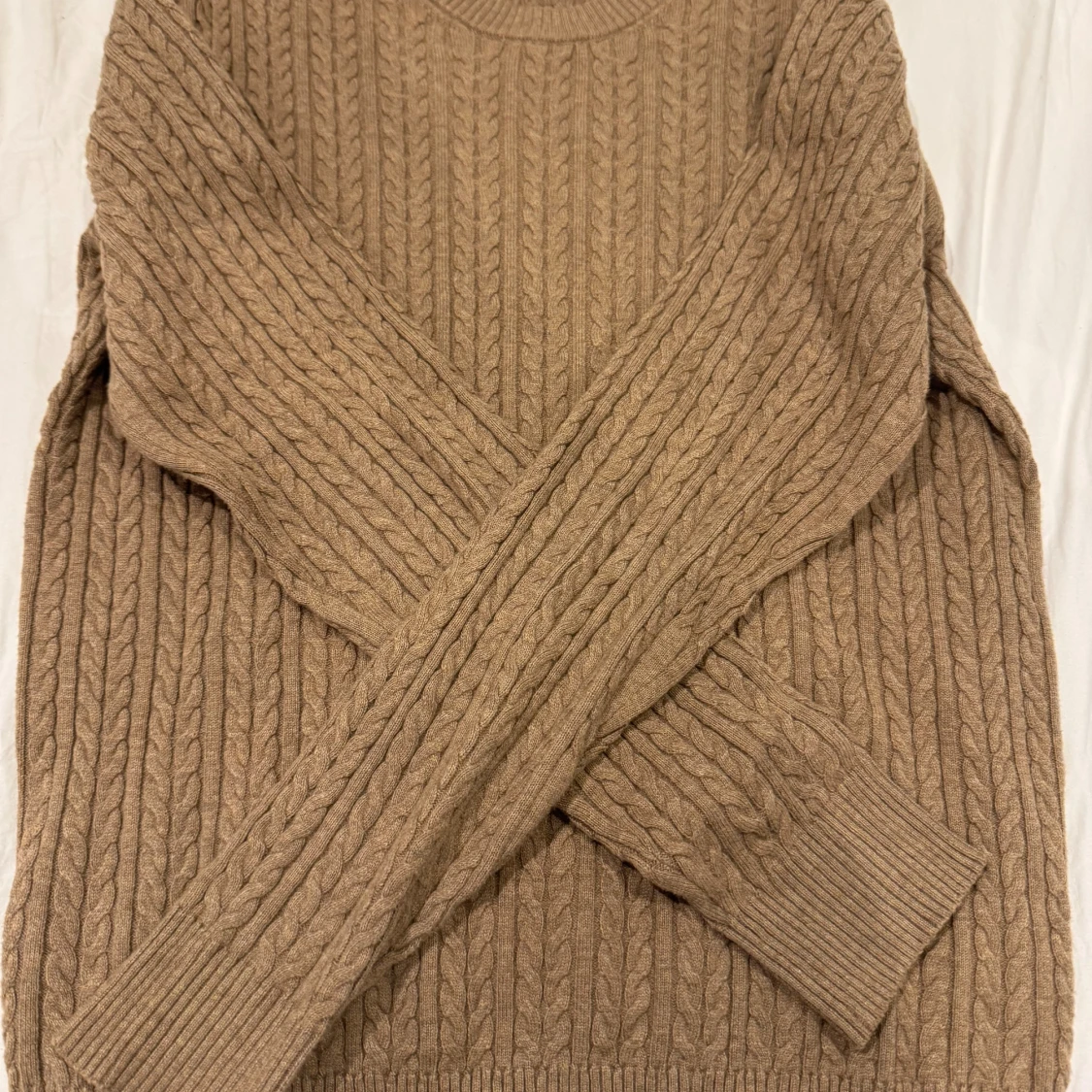Kamelfärgad kabelstickad tröja  - 1