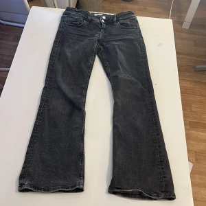 Svarta bootcut jeans Gina Tricot 152 - Snygga svarta jeans från Gina Tricot i storlek 152. Modellen har bootcut-ben och klassisk femficksdesign. Passar perfekt till dem som är 156/155cm