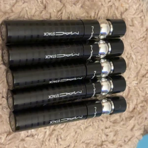 MAC Stack svart mascara - MAC Stack mascara som ger volym och längd till fransarna. Perfekt för dig som vill ha snygga fransar. Säljes i flera exemplar (5st) Orginalpriset: 233 kr per st 