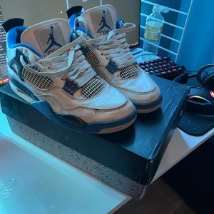 Nike Air Jordan 4 Retro Game Royal - Tjena! Har nu dessa par jordans till salu. Sjukt nice färg och den bästa modellen enligt mig (Jordan 4) Anledningen till det låga priset är dels skicket (6/10) sen att kvittot har tappats bort. För fler frågor eller bilder är det bara att skriva.