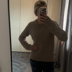 Stickad tröja från Nelly - Säljer min superfina stickade tröja från nelly, den är beige och strlk xs men passar mig som i vanliga fall har s, superfint skick💕