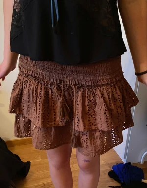 Volangkjol  - Super fin brun volang kjol i jätte fint material! Köpt i Spanien för 400kr och är i nyskick. 