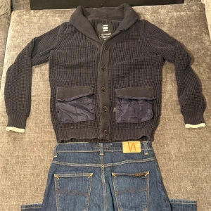 Kofta med gratis jeans på köpet  - Perfekt för en stilren look. 😁 hör av dig vid fundering?