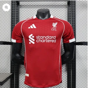 Liverpool FC röd fotbollströja Adidas - Snygg röd Liverpool FC fotbollströja från Adidas med vita detaljer och klubbmärke på bröstet. Kortärmad modell med rund hals och tryckt sponsorlogga på framsidan. Tillverkad i lätt och ventilerande material som passar perfekt för träning eller match.