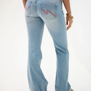 Low waist Jeans - low waist nelly jeans jag inte använder längre. de är i storlek 38 och lite stretchiga i materialet. har en liten defekt vid byxbenet 💗💗