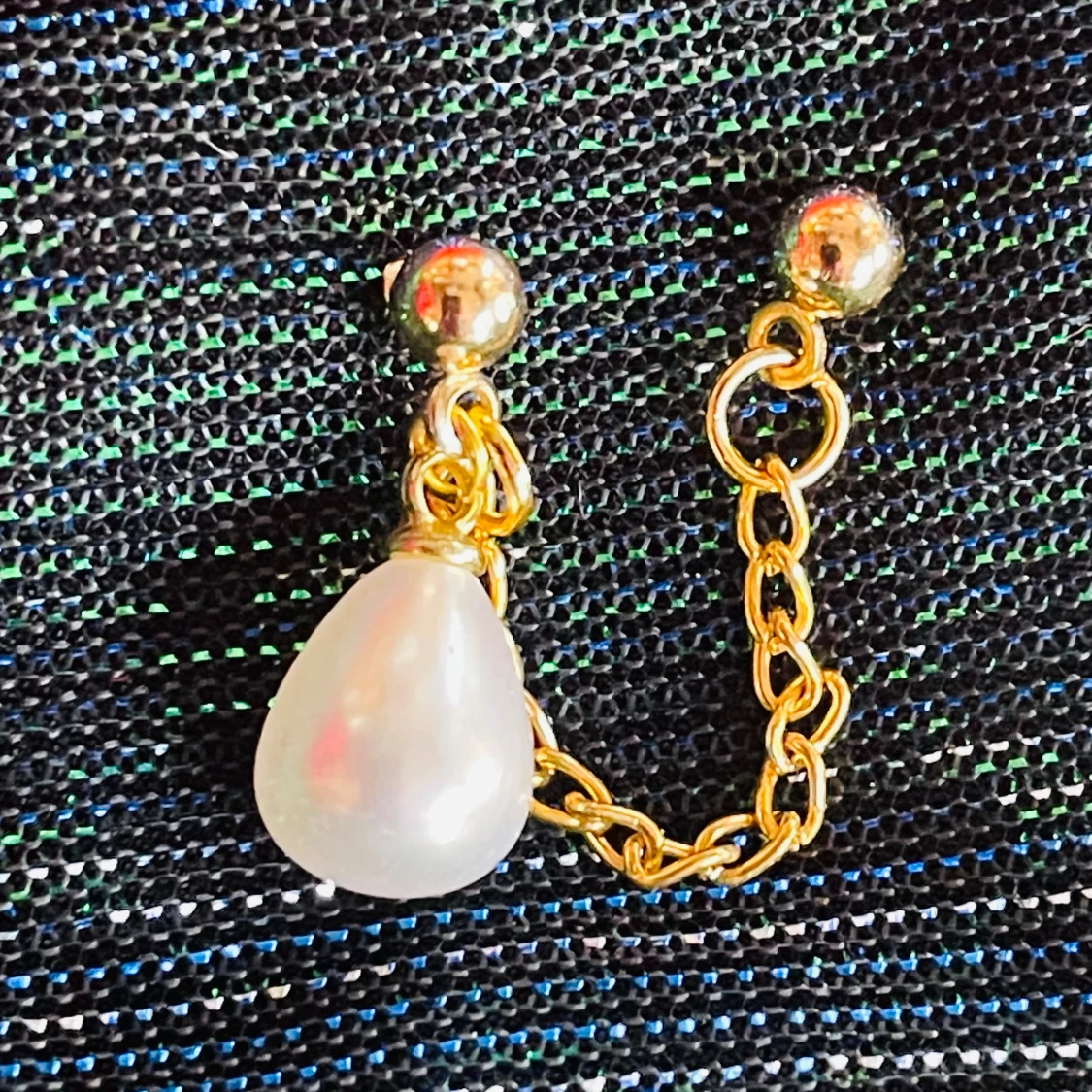 By prisförslag- 1 st Guldörhänge med kedja och pärla