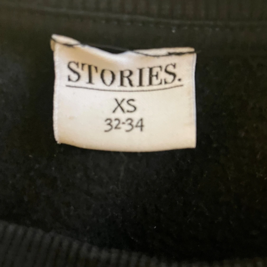 Svart sweatshirt från Stories XS - 2