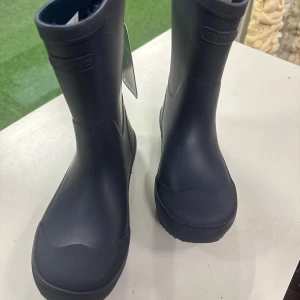 Mörkblå gummistövlar från Viking - Säljer ett par mörkblå gummistövlar från Viking med diskret logga och norsk flaggdetalj bak. Tillverkade i naturgummi med textilfoder och platt sula. Perfekta för regniga dagar och outdoor-äventyr.