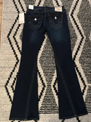 True Religion Joey Low Rise Flare Jeans - Säljer mörkblå True Religion Joey jeans med låg midja och flare/bootcut-ben. Köpta idag och aldrig använda 💞🌸