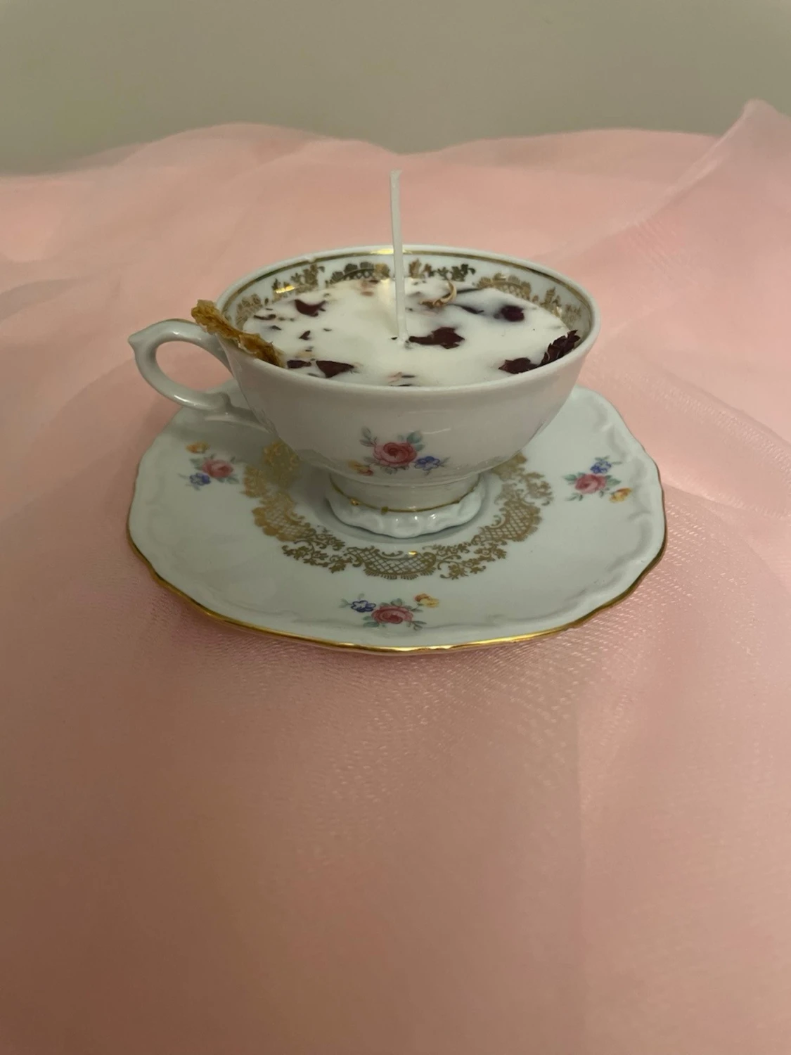 Doftljus i en vit tekopp med blommor i doft utav vanilj nr 5