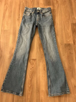 Bootcut jeans XXS short blå - Bootcut jeans från 157. Låg midjade och utsvängda ben. Jeansen är endast testade och aldrig användts fullt ut.