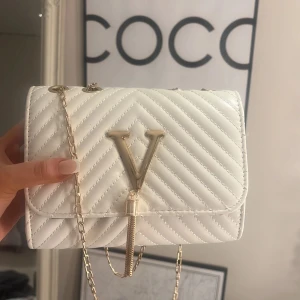 Vit väska - Säljer då den inte kommit till användning.