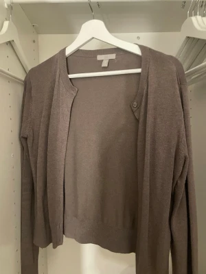 Brun kofta  - brun kofta från hm som inte använd på länge. i storlek M.