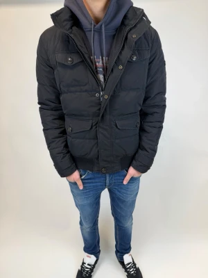 Woolrich Jacka  - Hej! Säljer nu denna väldigt snygga och eftertraktade Woolrich Fieldjacka!  Jackan är slutsåld överallt och går inte att få tag på… jackan är perfekt nu till hösten/vintern  Storlek M  Ny pris: 6000 kr Säljs för: 1499 kr 