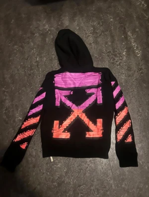 Off white hoodie  - Säljer nu denna fina hoodie pågrund av att jag behöver bli av med lite kläder. Storlek S/M. Pris kan diskuteras vid snabb affär. Hör av mer vid frågor 