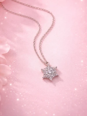 Nytt halsband ett hänge snö flinga ljusblå Kristal med strass.  Silvrig kedja   - Nytt & fint  halsband med snö  ljusblå kristall flinga  med strass stenar. inplastad. Mått kedja:ca 42CM. Hänge:ca: Vid,ca:9MM                                                                *leveranstid: 1-3 vardagar. Kontakta gärna mig innan köp. Mvh Anna  🫶☀️