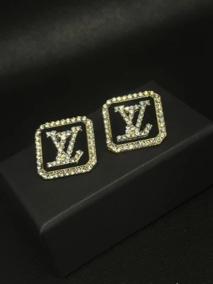 Örhängen  - Helt nya guldfärgade örhängen.