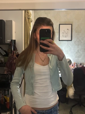 Ljusgrön croppad kofta - Säljer en ljusgrön croppad kofta från lager 157 med långa ärmar och knappar framtill🥰💚