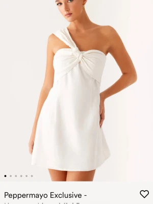 Vit klänning från Peppermayo - Perfekt till studenten!! Passar ej så Alldrig använd, bara testad. Superfin vit kortklänning från Peppermayo med one shoulder och snygg knutdetalj framtill. 