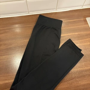 Helt nya Svarta leggings  - Säljer ett par stretchiga svarta leggings. De är stretchiga och sitter tight hela vägen ner, perfekta till oversized tröjor eller hoodies. Materialet känns mjukt och följsamt, vilket gör dem riktigt sköna att ha på sig. Dom är helt nya från new Yorker 