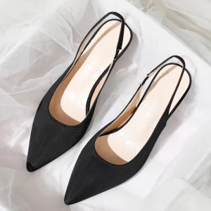 Svarta slingback - Svarta slinback i storlek 38, använda två gånger men inget som märks! 5 cm klackhöjd. 