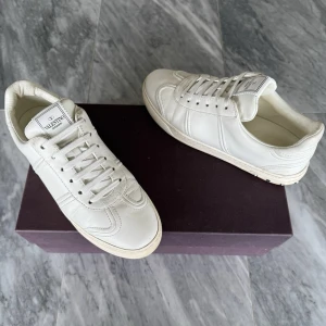 Valentino Flycrew skor  - Valentino Flycrew skor - Skick: Använda fåtal gånger, 3 nitar av - Tillbehör: Valentino kort - Nypris: 6000kr - TrendWardrobe