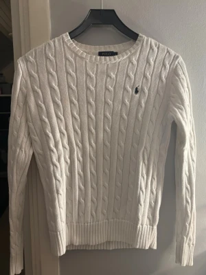 Kabel stickad Ralph Lauren tröja  - Säljer en kabel stickad fin Ralph lauren tröja som knappt är använd i storlek S❣️