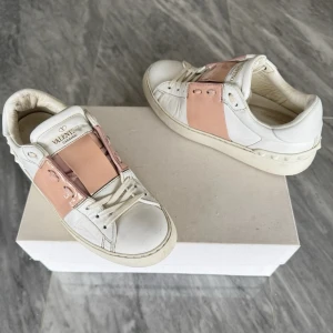 Valentino Open skor  - Valentino skor - Bra skick - Tillbehör: Valentino kort - Nypris: 6000kr - TrendWardrobe