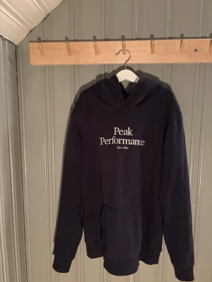 Peak hoddie - En jätte fin peak hoddie som inte är så mycket använd och är mörkblå hör av er vid intresse eller frågor.