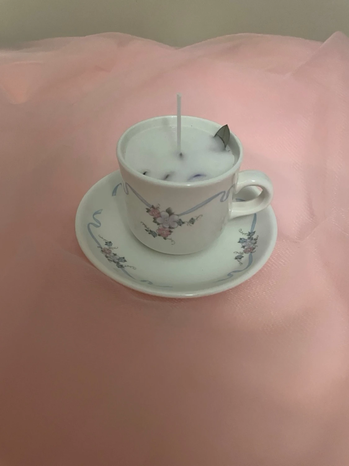 Doftljus av vaniljdoft i en vit tekopp med blommor och blåa streck nr 3 - 2
