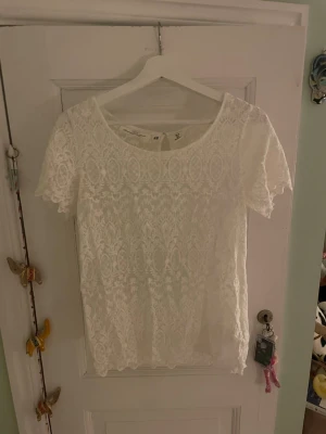 Vit spetsblus från H&M - Säljer en superfin vit spetsblus från H&M som inte kommer till användning längre 