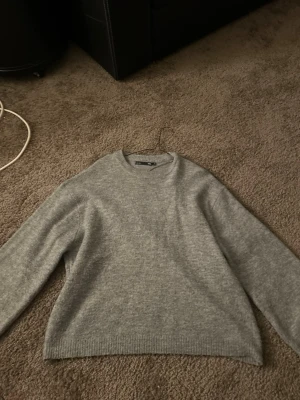 Grå stickad tröja med vida armar  - Grå stickad tröja med vida armar ifrån lager 157