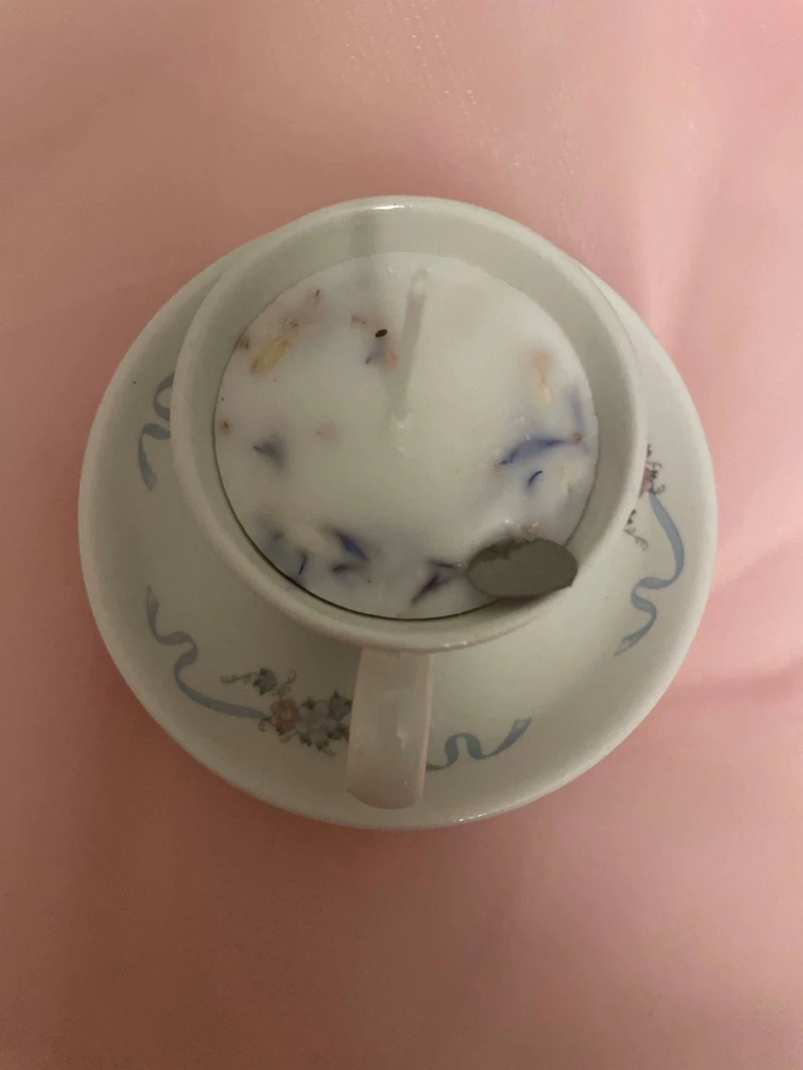 Doftljus av vaniljdoft i en vit tekopp med blommor och blåa streck nr 5 - 4