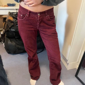 Röda Manchester byxor  - Coola lågmidjade Manchester byxor som jag köpte i Köpenhamn. 